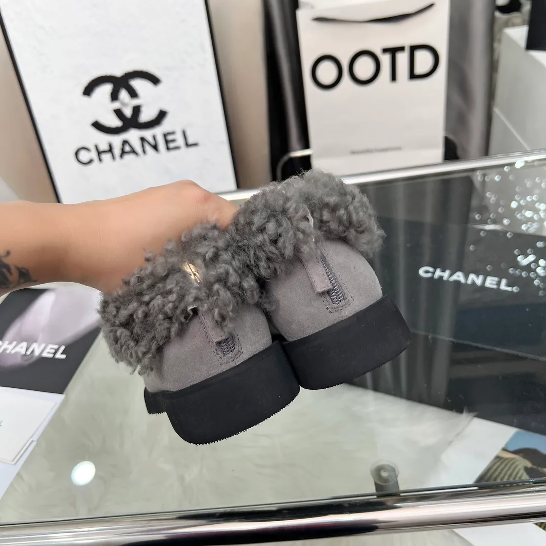 👟👟Ex-factory price 540👟👟 High version of Chanel CHANEL, 🌞🌞🌞Xiaoxiang’s latest 2025 autumn and winter short boots, a must-have item for this autumn and winter season! ! Ms. Chanel loves simple yet irresistible combinations to show her unique style. Mix and match freely to shine⚡Follow Grandma’s fashion steps! ! ! The top-notch craftsmanship and texture are perfectly presented. No matter any details, you can compare them with the counters. The best quality products can be entered and exited from the counters at will! ! ❶Material: imported cowhide/cow suede/wool ❷Lining: sheepskin lining ❸Feet: sheepskin ❹Outsole: original molded sole ❺Heel height: 3cm ❻Number of yards: 35-40 (40 and 41 are customized and non-refundable)